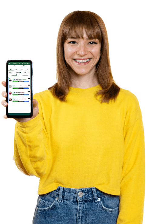 Mulher segurando celular com aplicativo CleverChat - Palatforma de atedimento ao cliente Whatsapp