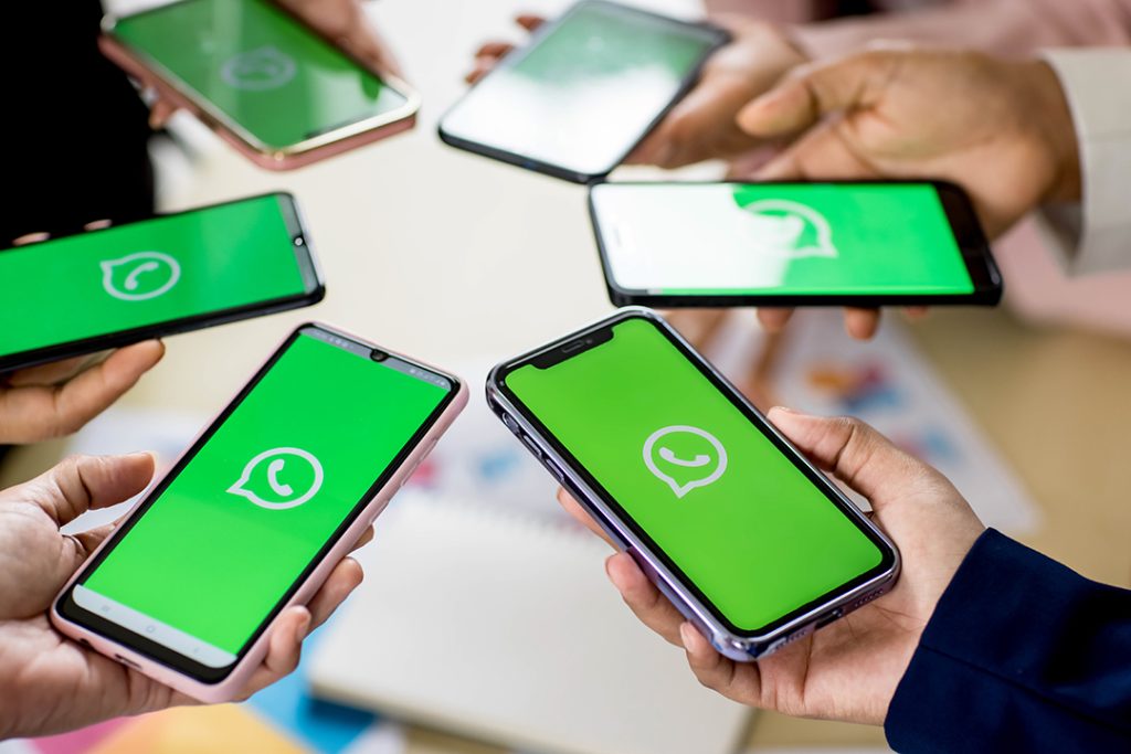 WhatsApp para Empresas: Um Guia Completo 4 Vários celulares com a logo do Whatsapp Business ou Whatsapp para empresas