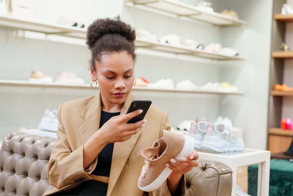 Maximizando Vendas pelo WhatsApp: Estratégias e Scripts Eficazes 1 Mulher tirando com fotos de sapato para realizar vendas pelo whatsapp