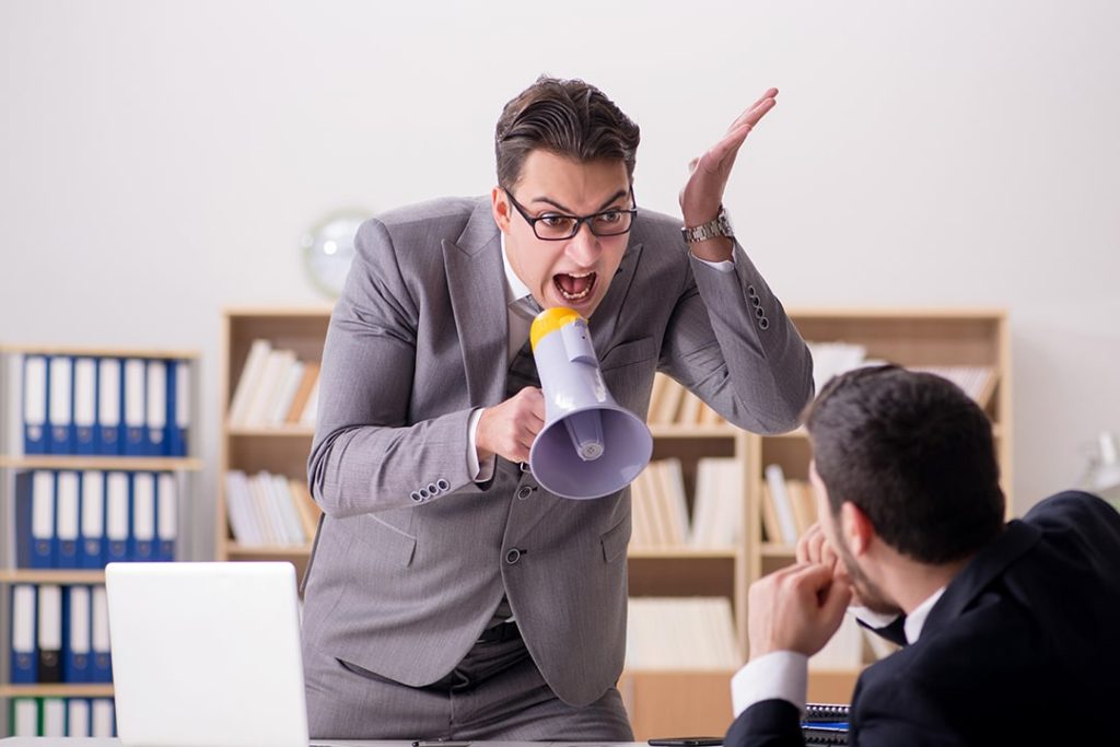 Maximizando Vendas pelo WhatsApp: Estratégias e Scripts Eficazes 6 Gerente gritando com seu vendedor usando megafone
