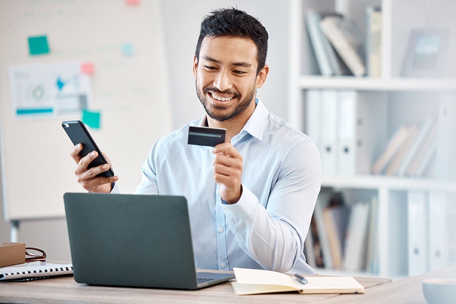 Técnicas Avançadas de Abordagem de Vendas no WhatsApp: 2 Cliente segurando cartão de crédito para realizar compras no whatsapp