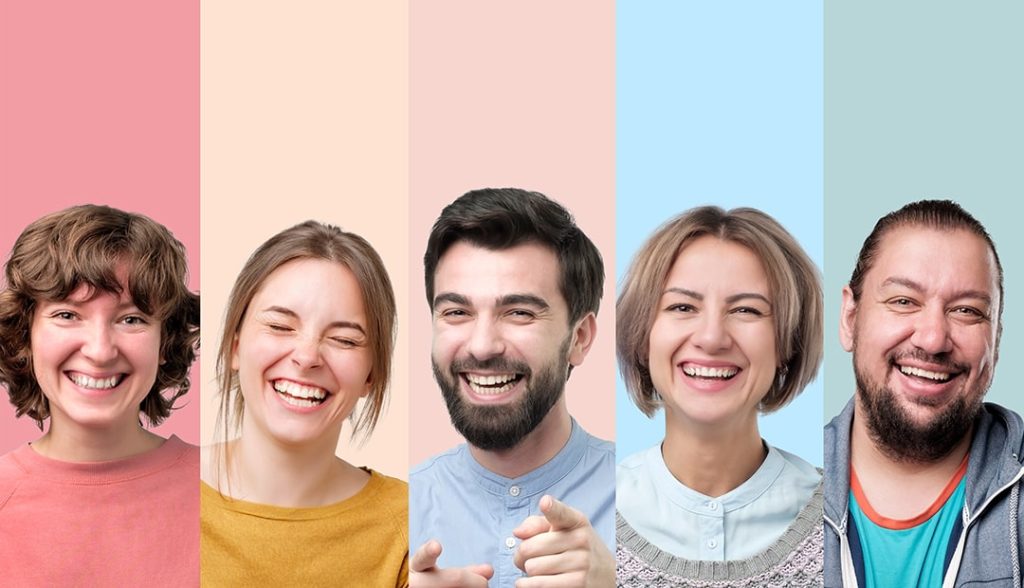 Maximizando Vendas pelo WhatsApp: Estratégias e Scripts Eficazes 2 6 pessoas sorrindo representando a variedade do público alvo para fazer vendas pelo whatsapp