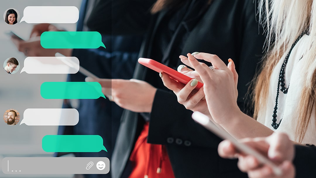 Clientes usando celular para realizarem compras e vendas no whatsapp